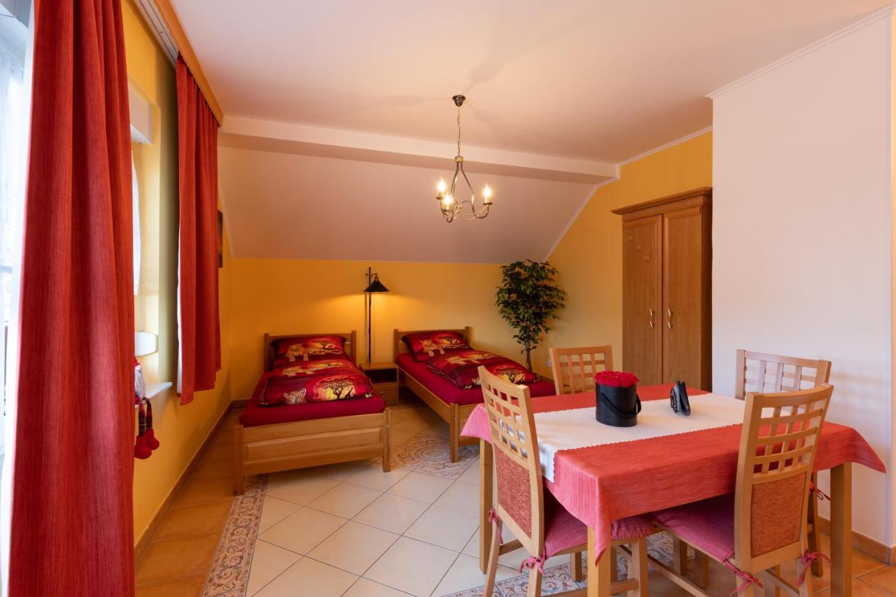 Pension Eric Ostrov  Extérieur photo